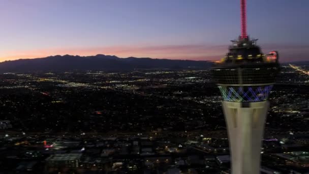 Osvětlené Stratosphere Tower Hotel — Stock video