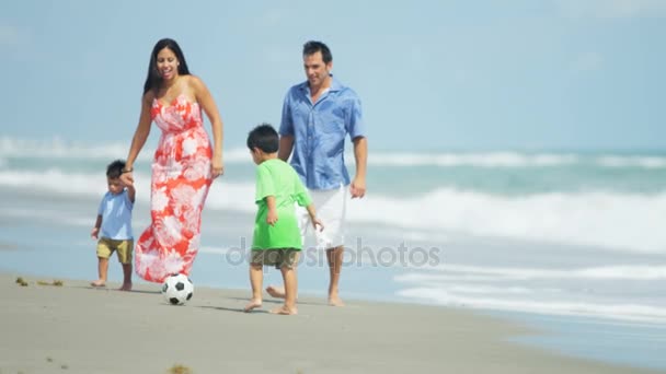 Pais jogando futebol na praia com crianças — Vídeo de Stock