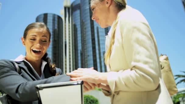 Mulheres de negócios fora na cidade — Vídeo de Stock