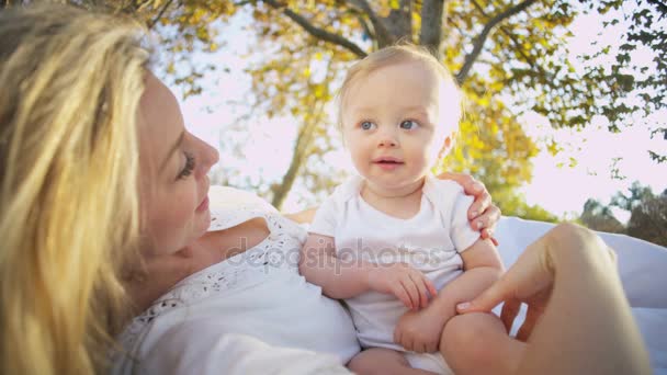 Madre guardando il suo bambino figlio giocare — Video Stock