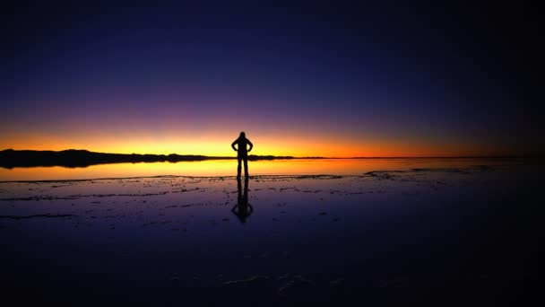 Gün batımını Salar de Uyuni ile ilgilenen turizm — Stok video