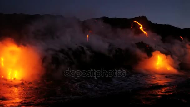 Lava que vierte en el océano Pacífico — Vídeos de Stock