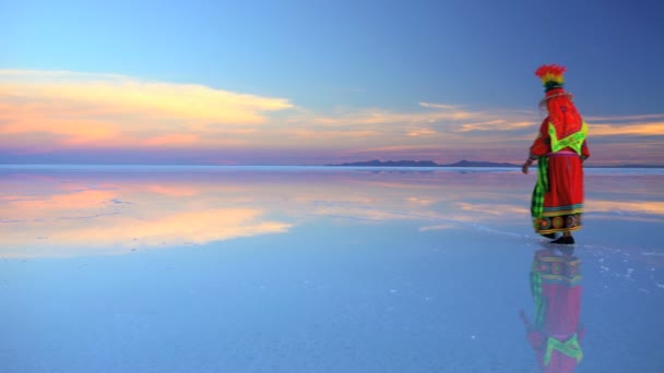 Traditioneel dresse vrouw op de Salar de Uyuni — Stockvideo