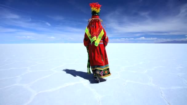 Boliviaanse vrouw op Salar de Uyuni — Stockvideo