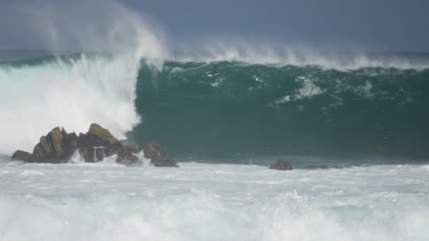 Ondas correndo em direção à costa — Vídeo de Stock