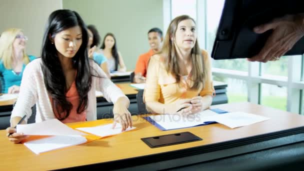 Studenten in tutorial met docent — Stockvideo