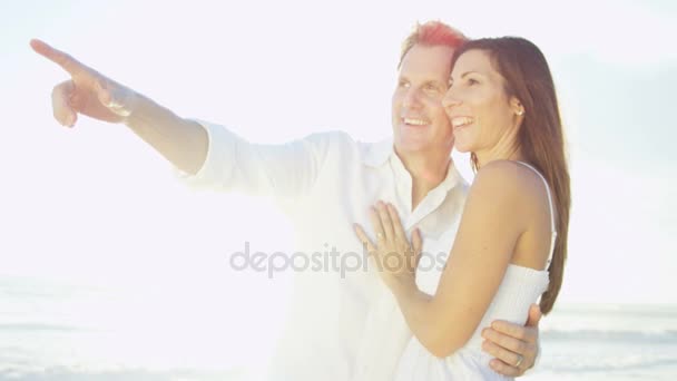 Pareja disfrutando al aire libre en la playa — Vídeos de Stock