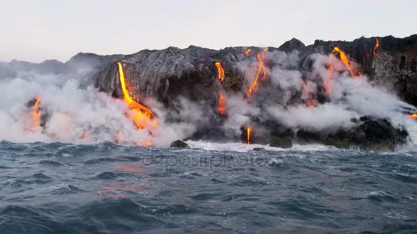Lava pouring into the Pacific ocean — Stock Video