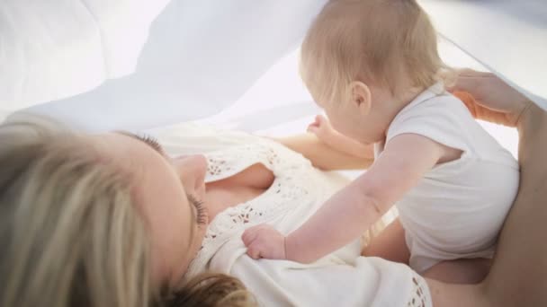 Chico que se enfría con madre debajo de la bufanda — Vídeos de Stock