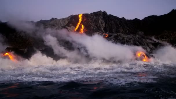 Lava que despeja no oceano Pacífico — Vídeo de Stock