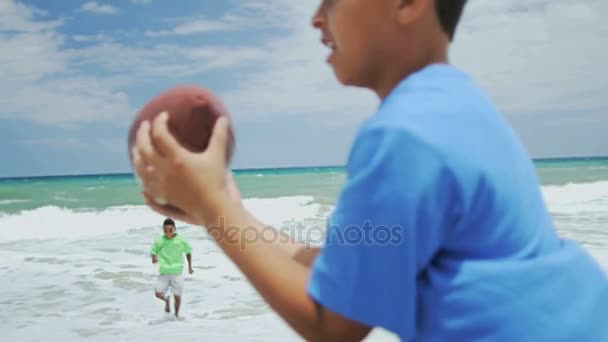 Hermanos jugando con la pelota — Vídeos de Stock