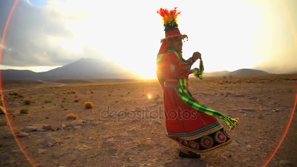 Mujeres indígenas bailando en el desierto Altiplano — Vídeos de Stock