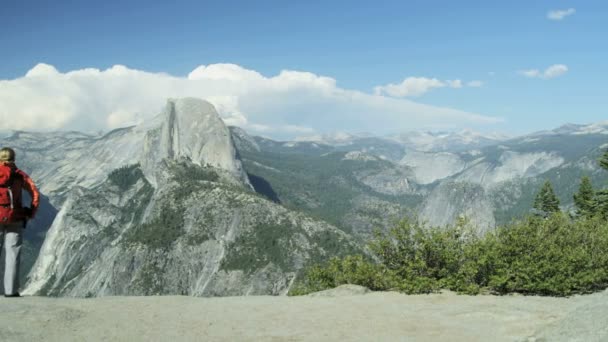 Caminhante visualização Yosemite Mountain Range — Vídeo de Stock