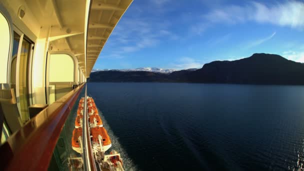 Cruiseschip vanaf balkon van de Noorse fjorden — Stockvideo