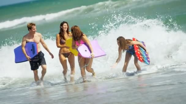 Familie mit Bodyboards im Meer — Stockvideo