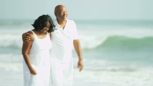 Pareja en la playa junto al océano — Vídeos de Stock