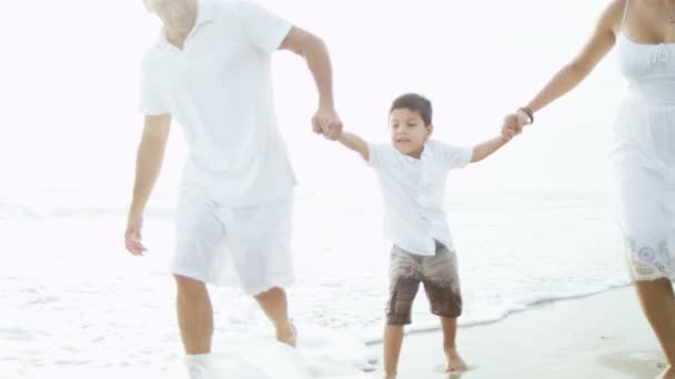 Padres junto al océano con el niño — Vídeos de Stock