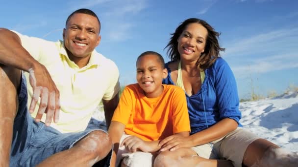 Família em férias na praia — Vídeo de Stock