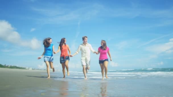 Famille courant sur la plage — Video