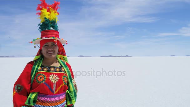 Коренная женщина в традиционном костюме — стоковое видео