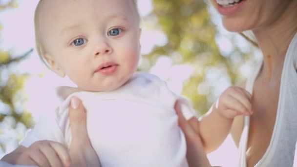 Onun genç bebek kız açık havada tutan anne — Stok video