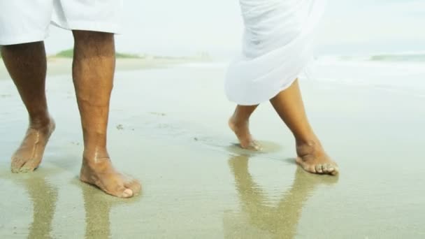 Couple walking barefoot on the beach — Stock Video