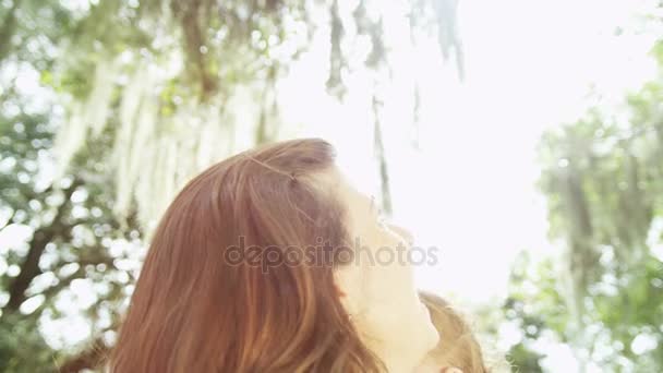妈妈亲吻女儿在公园里 — 图库视频影像