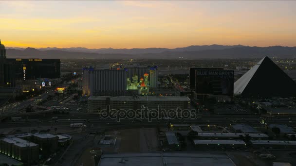 Skyline de Las Vegas iluminado — Vídeos de Stock