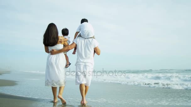 Padres disfrutando de la playa con niños — Vídeos de Stock