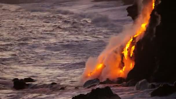 Lava fällt ins Meer — Stockvideo