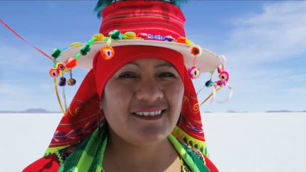 Mujer indígena en traje tradicional — Vídeo de stock