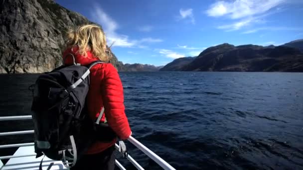 Hiker viewing Lysefjorden Fjord — Stock Video