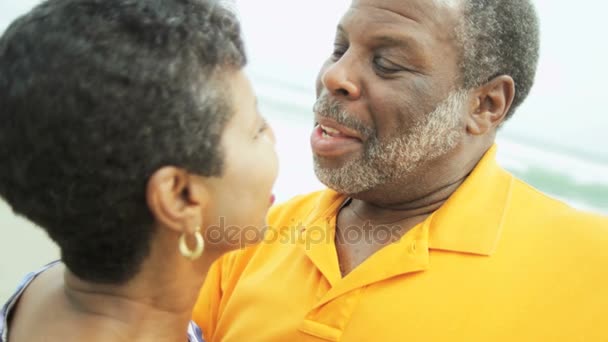 Pareja bailando por la costa — Vídeos de Stock