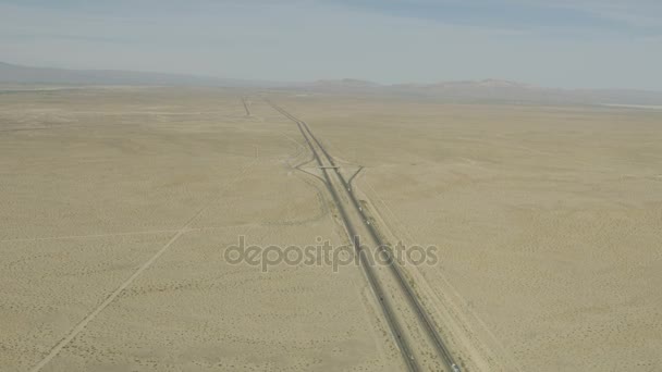 Όχημα Us15 αυτοκινητόδρομο στην έρημο Mojave — Αρχείο Βίντεο