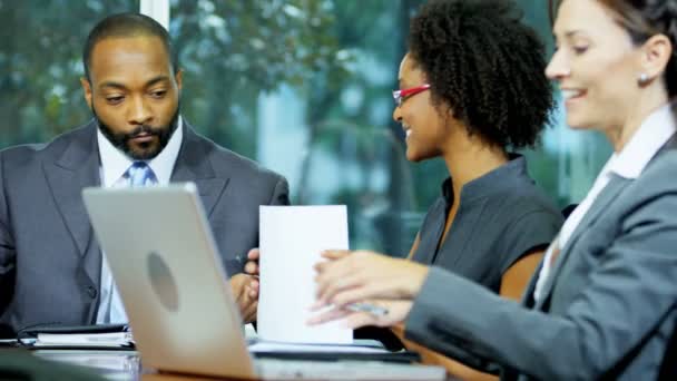 Gerente de negocios utilizando el ordenador portátil — Vídeo de stock