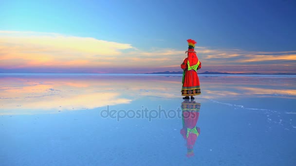 Mujer vestida de Nacional Boliviano en Salar de Uyuni — Vídeos de Stock