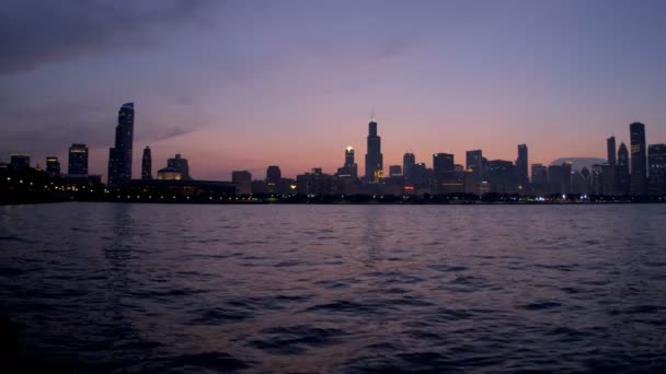 Skyskrapor över Lake Michigan — Stockvideo