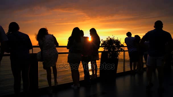 Touristes se détendre sur le front de mer au crépuscule — Video