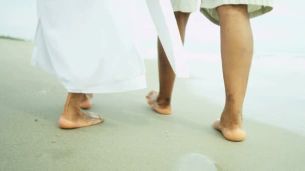 Pareja caminando descalza en la playa — Vídeo de stock