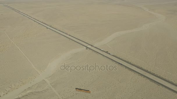 Us15 транспортного засобу автостраді в пустелі Мохаве — стокове відео