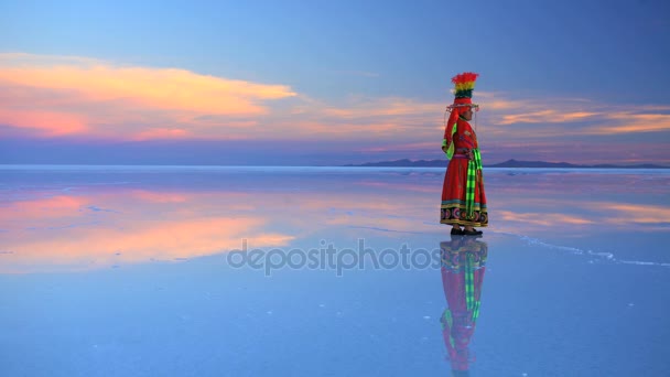 Žena za úsvitu na Salar de Uyuni — Stock video