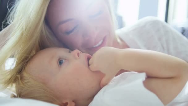 Pojke att ha kul med mamma — Stockvideo