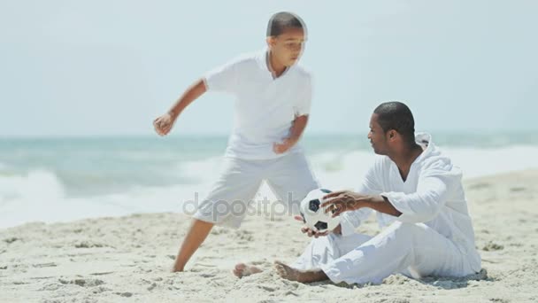 Padre e hijo jugando con pelota de fútbol — Vídeos de Stock