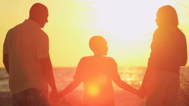 Семья наслаждается восходом солнца — стоковое видео