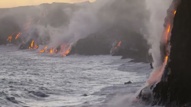 Lava vertiendo en el océano — Vídeos de Stock