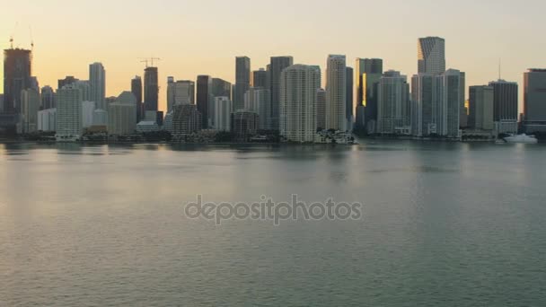Sonnenuntergang der wichtigsten Wolkenkratzer der Innenstadt — Stockvideo