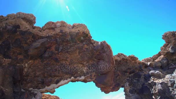 Desert arched rock formation — Stock Video