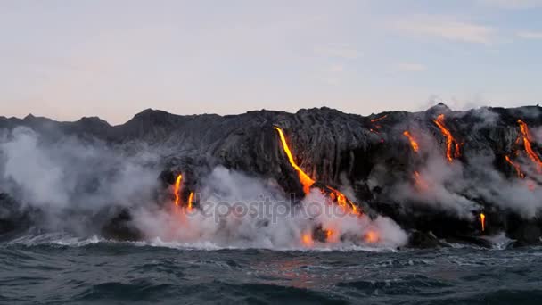 Lava que despeja no oceano Pacífico — Vídeo de Stock