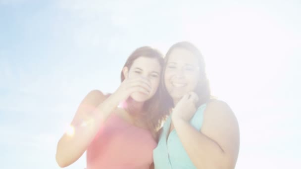 Familia feliz con su ubicación en la playa — Vídeos de Stock