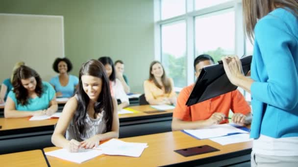 Estudantes universitários em sala de aula — Vídeo de Stock